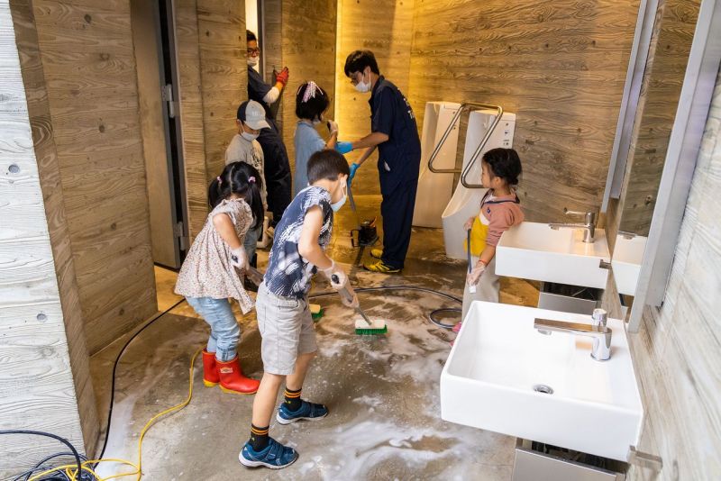 các em nhỏ cố gắng chà sạch sàn nhà các em nhỏ cố gắng chà sạch sàn nhà